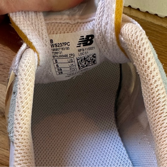 NEW BALANCE WOMEN'S 237 SHOES Size 8. Pastel Casual Sneakers - Picture 3 of 5